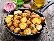 Рецепта Пресни картофи с розмарин и чесън (гарнутура за месо и риба)
